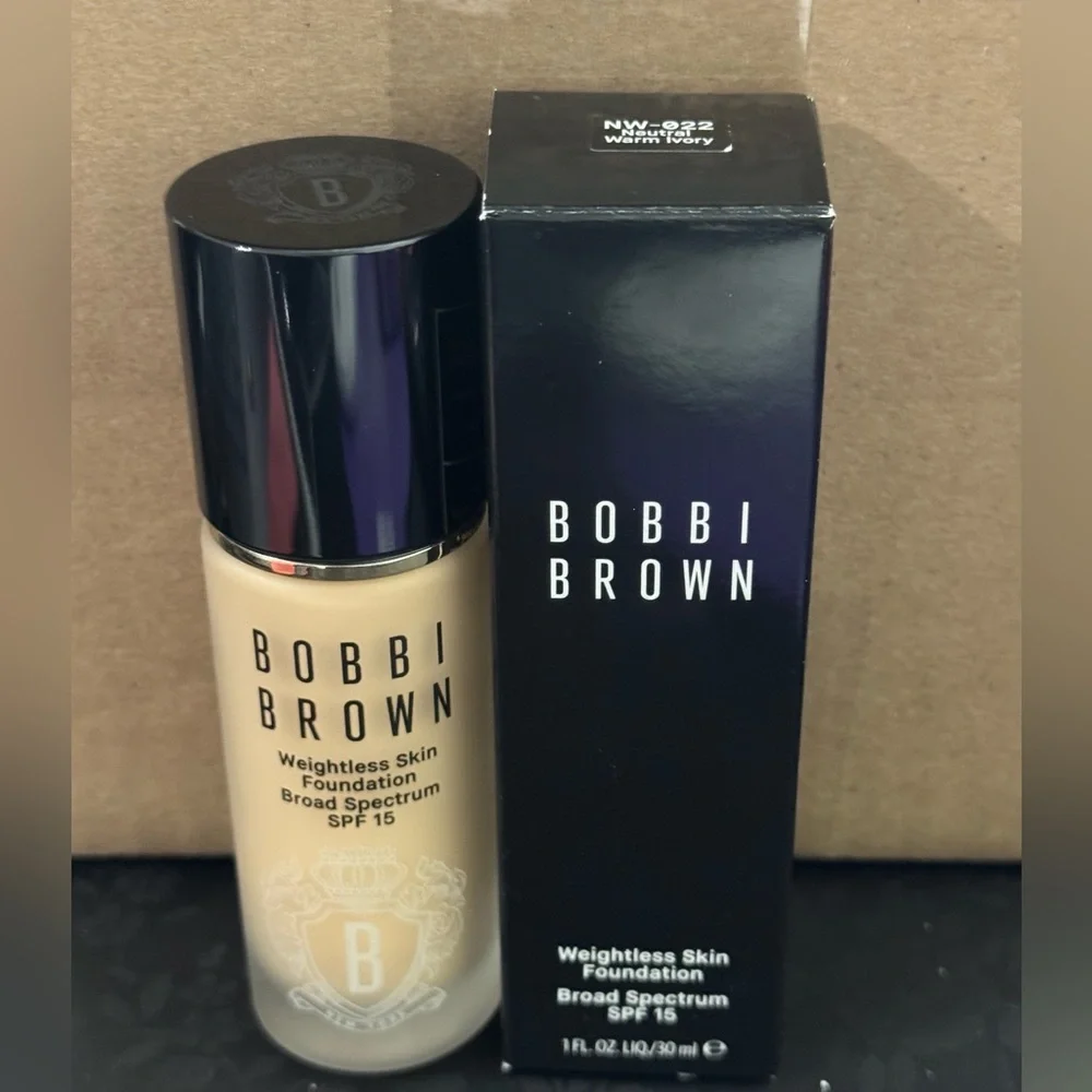 Bobbi Brown Weightless Skin Foundation in Shade NW-022 Warm Ivory Shade